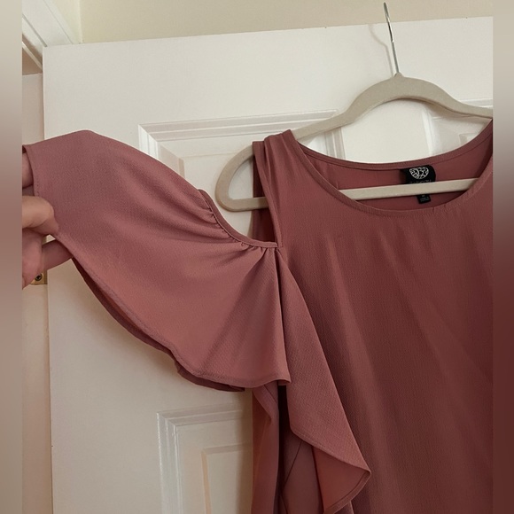 Bobeau Dusty Rose Cold Shoulder Top size medium - Picture 2 of 5
